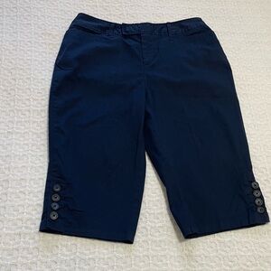 St.‎ John's Bay Dark Blue Women's Capris~
Size 8 P NWT